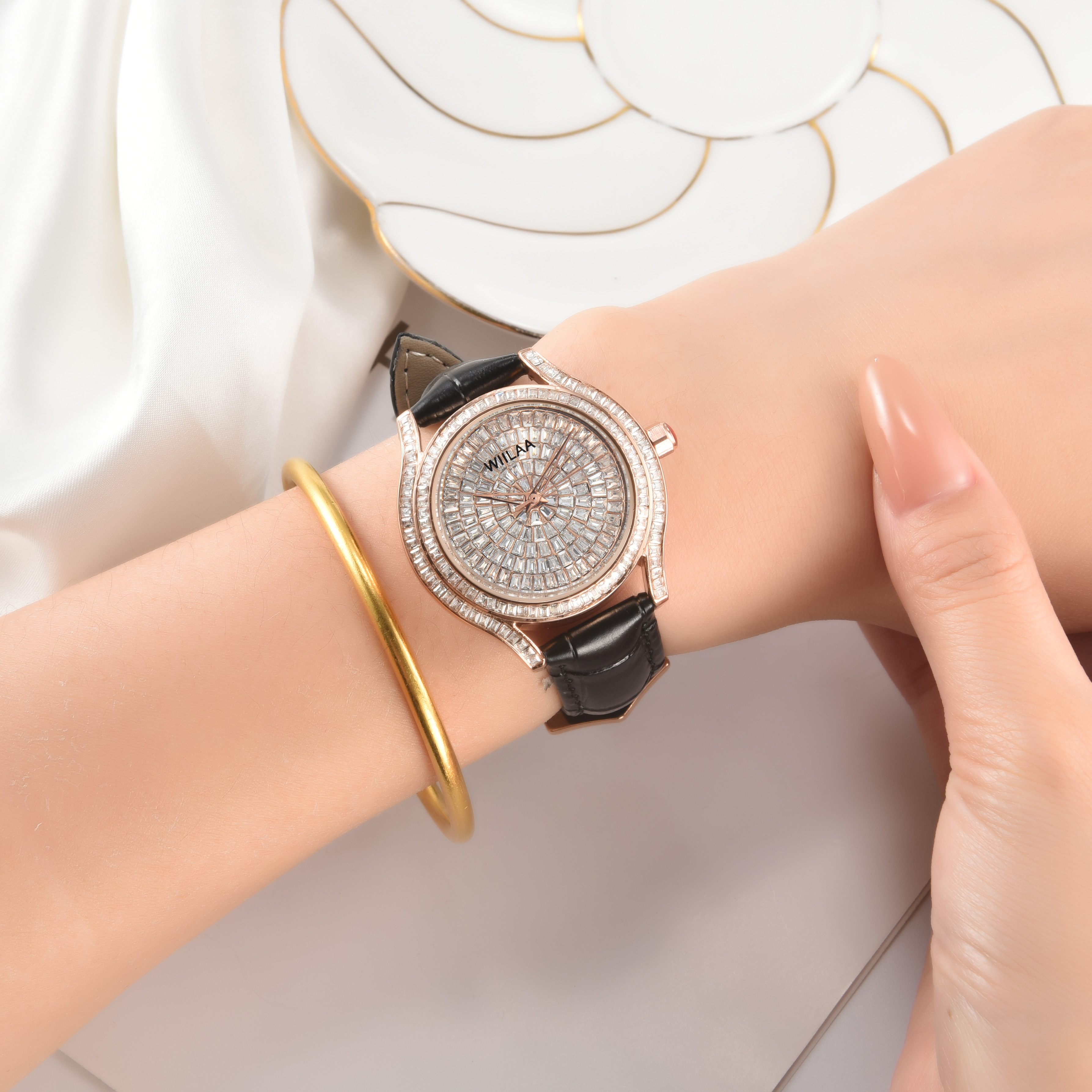 WIILAA Luxury Women's Crystal  - مراجعة Luxury Watch With Leather Strap وسعره