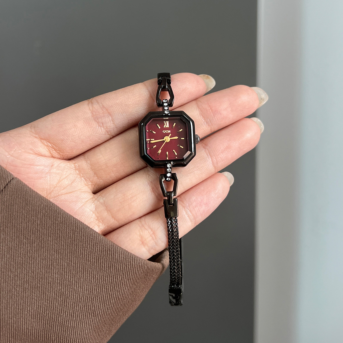 Square Fashionable Exquisite H - مراجعة Luxury Watch Value وسعره