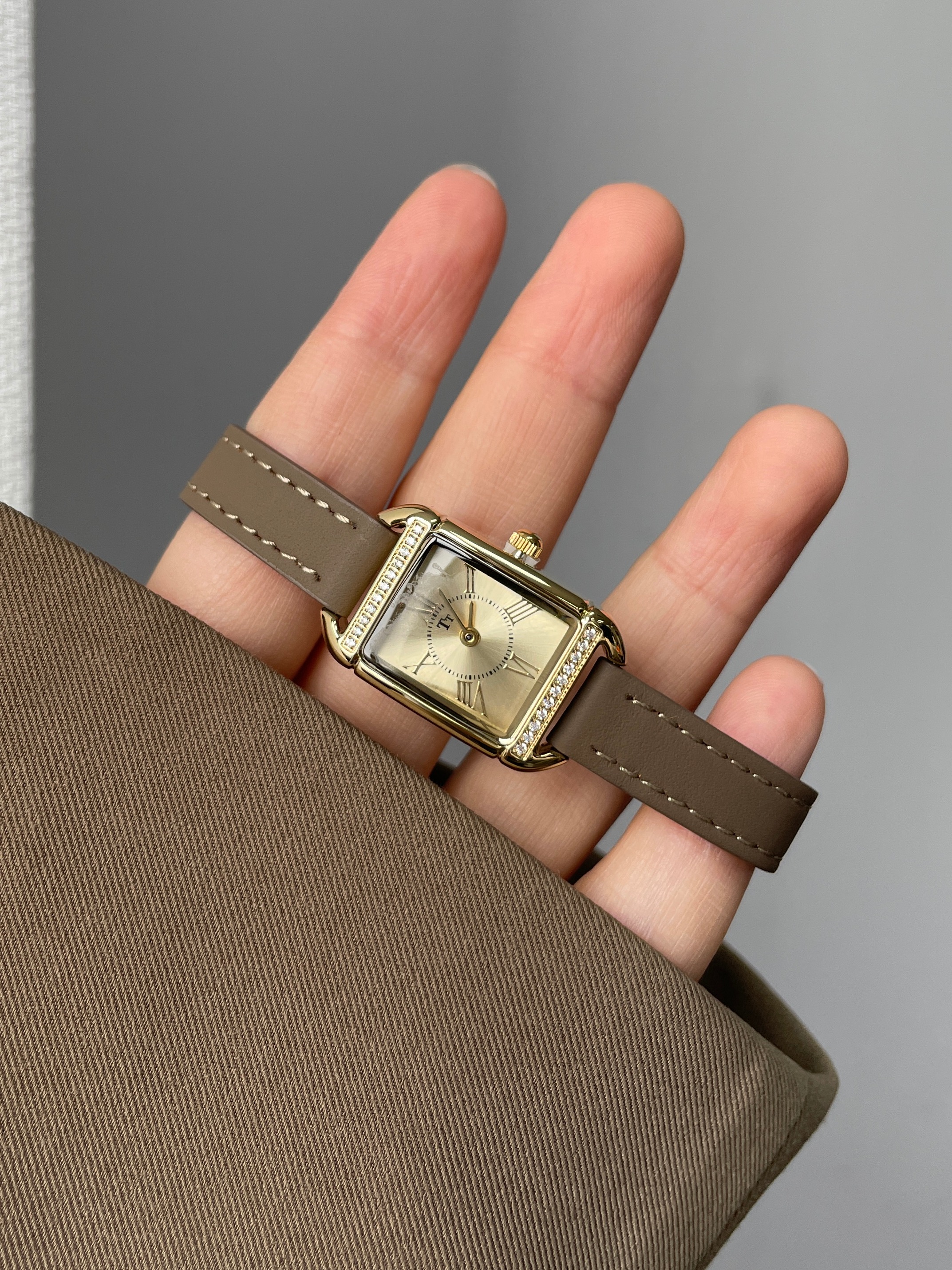 Luxury women's watch, square d - مراجعة Luxury Watch Value وسعره