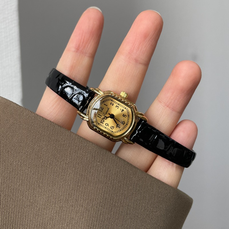 Vintage Oval Women's Quartz Wa - مراجعة Luxury Watch Gold And Black وسعره