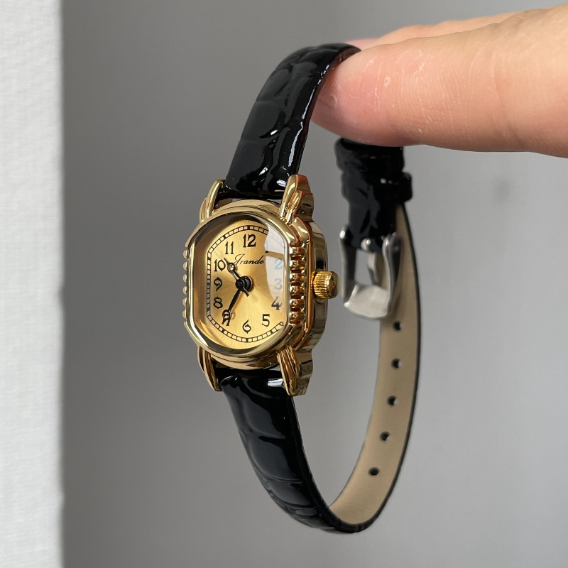 Vintage Oval Women's Quartz Wa - مراجعة Luxury Watch Gold And Black وسعره