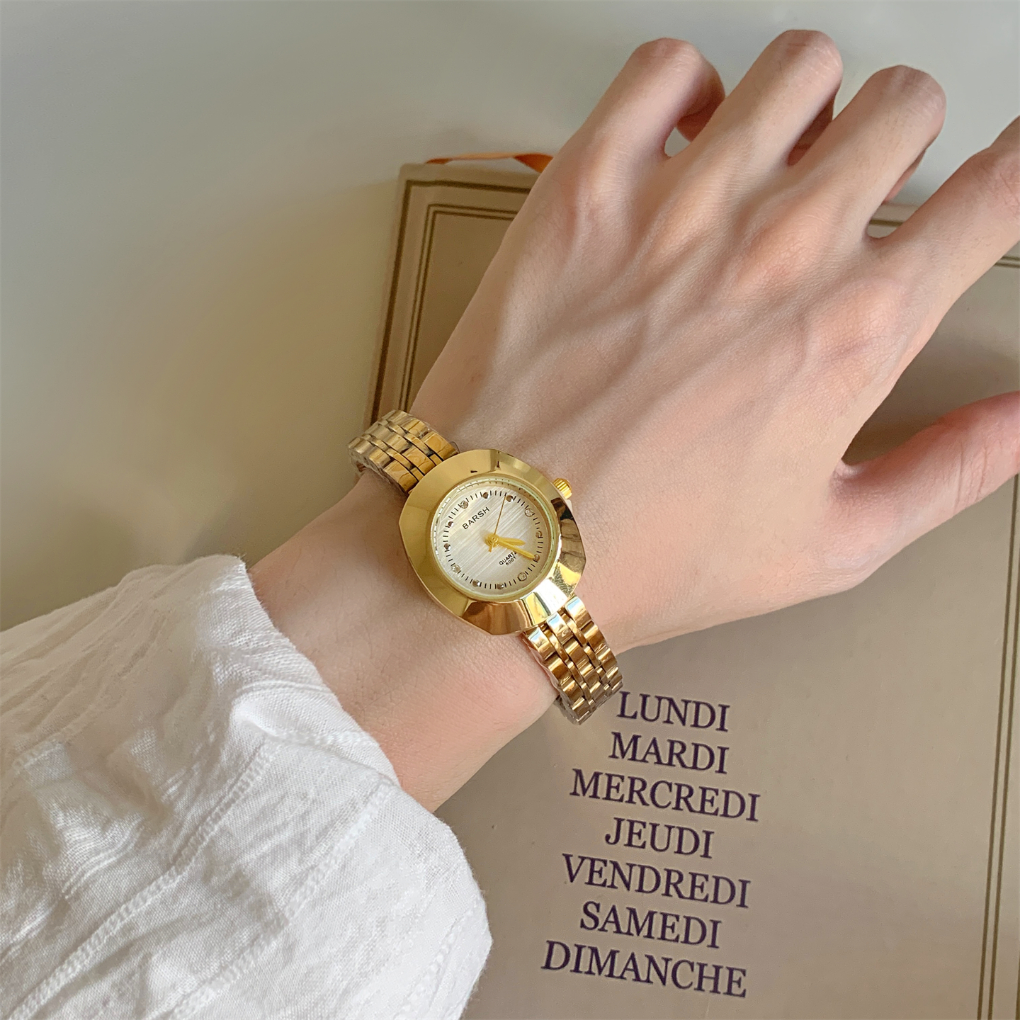 Fashionablelight luxury retro  - مراجعة Luxury Watch Value وسعره