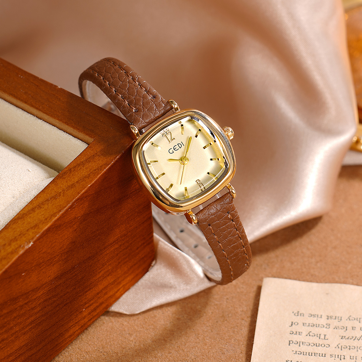 UTHAI 61018 CQ490 Simplicity,  - مراجعة Luxury Watch Value وسعره