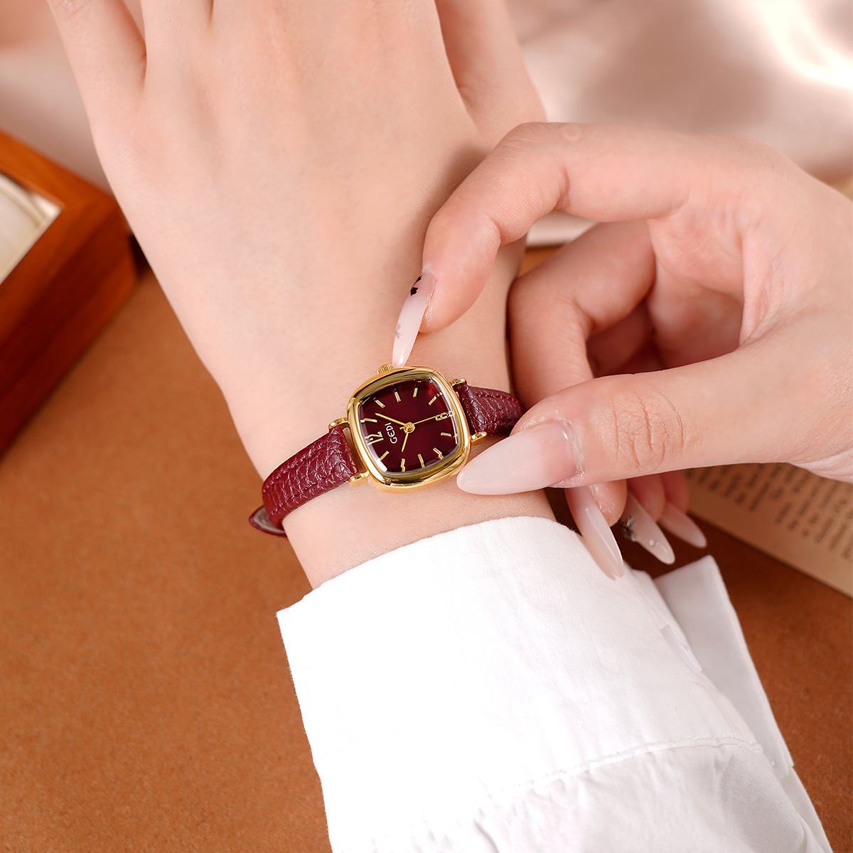 UTHAI 61018 CQ490 Simplicity,  - مراجعة Luxury Watch Value وسعره