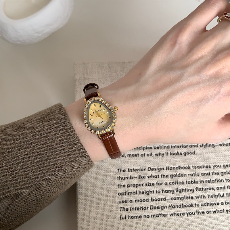Luxury Women's Quartz Watch Go - مراجعة Luxury Watch Gold And Black وسعره