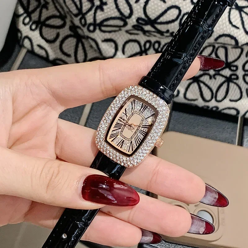 Trendy and fashionable women's - مراجعة Luxury Watch With Leather Strap وسعره